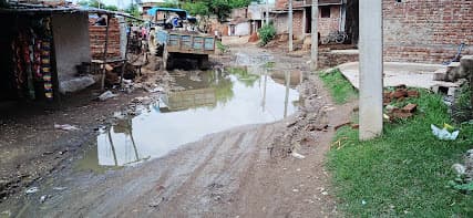 देवहरा पंचायत की मुख्य सड़क पर जलजमाव कीचड़