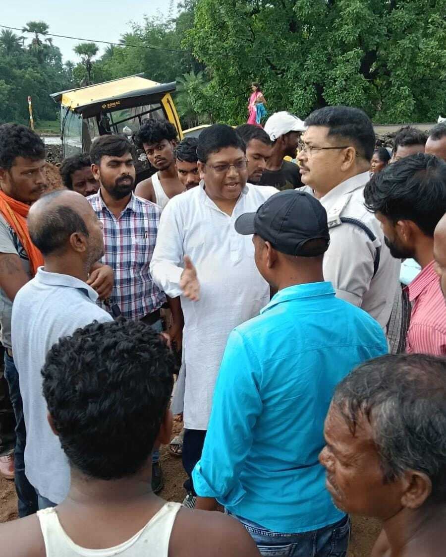 जमुआ में ग्रामीणों ने देवघर-दुमका मुख्य सड़क निर्माण कंपनी के कार्य स्थल पर किया हंगामा, कार्य बंद कराया