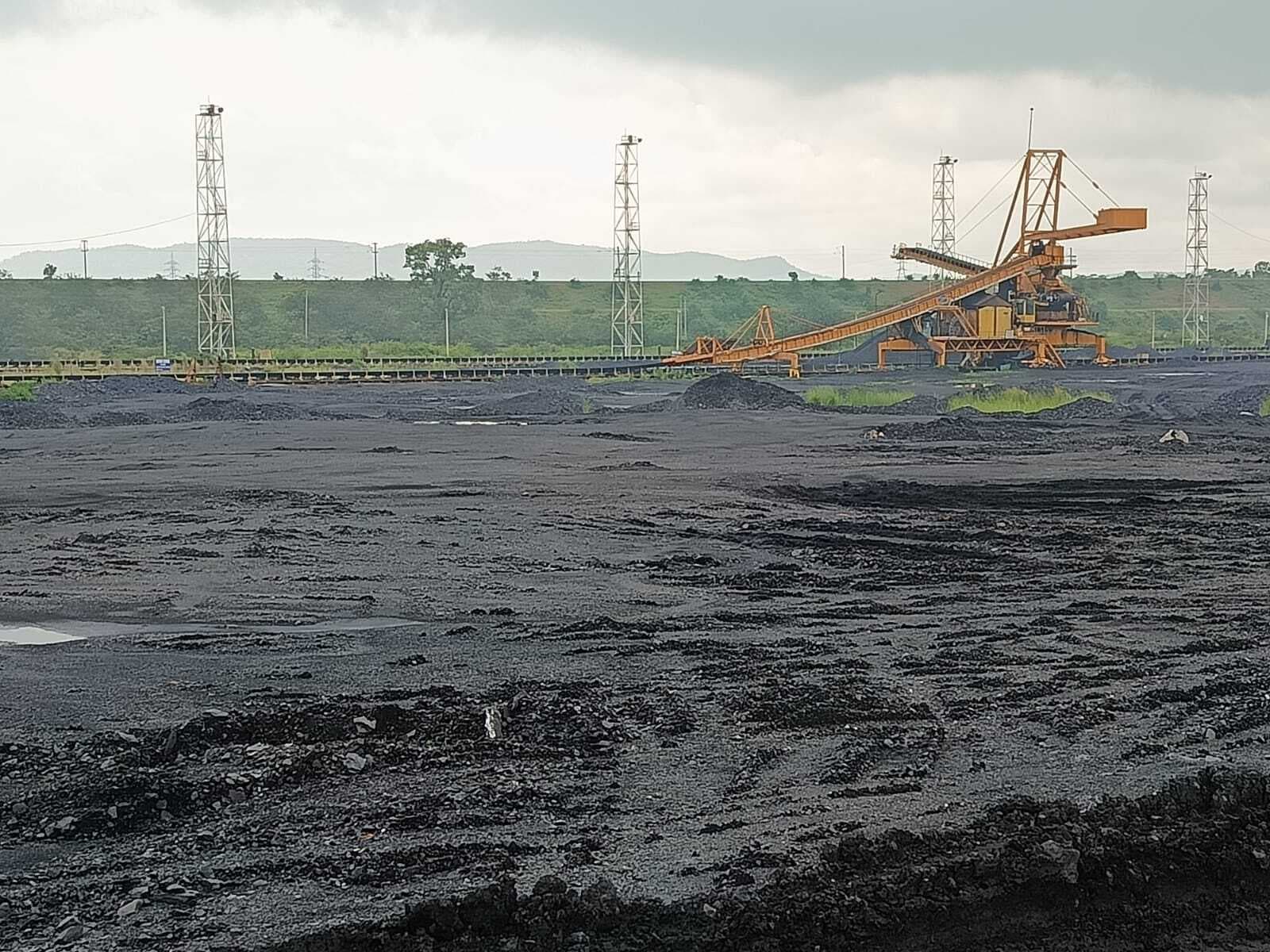 सीएचपी में कोयले की कमी, खड़े हुए सैकड़ों डंपर