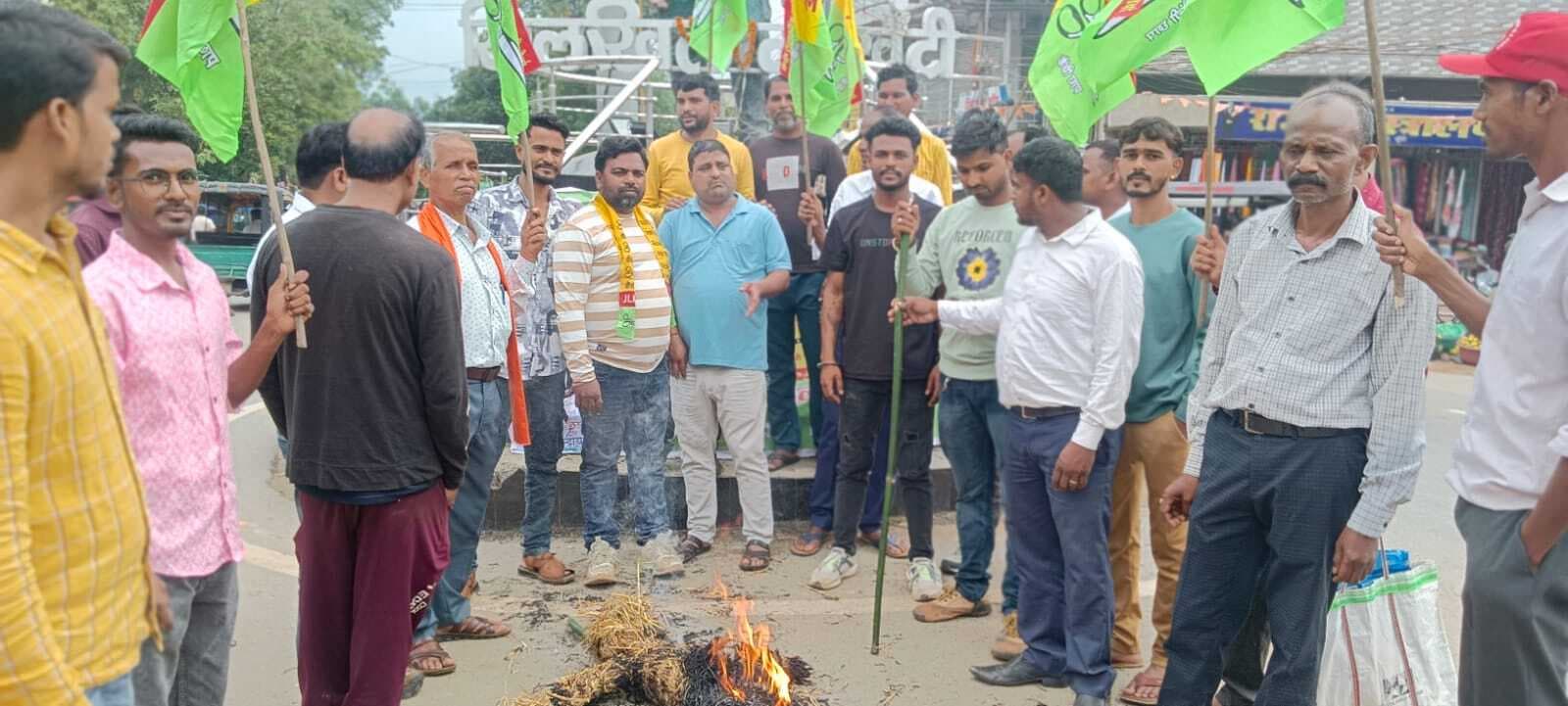 मांडू विधायक का जेएलकेएम ने पुतला फूंका