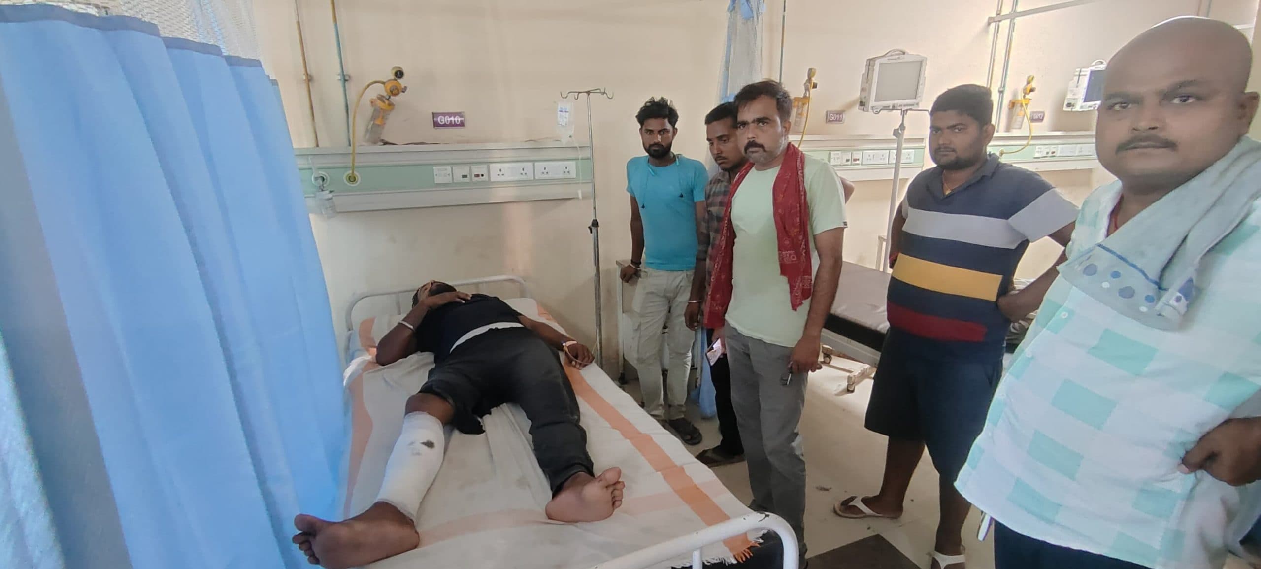 बाइक छीनने के दौरान अपराधियों ने मारी गोली, घायल