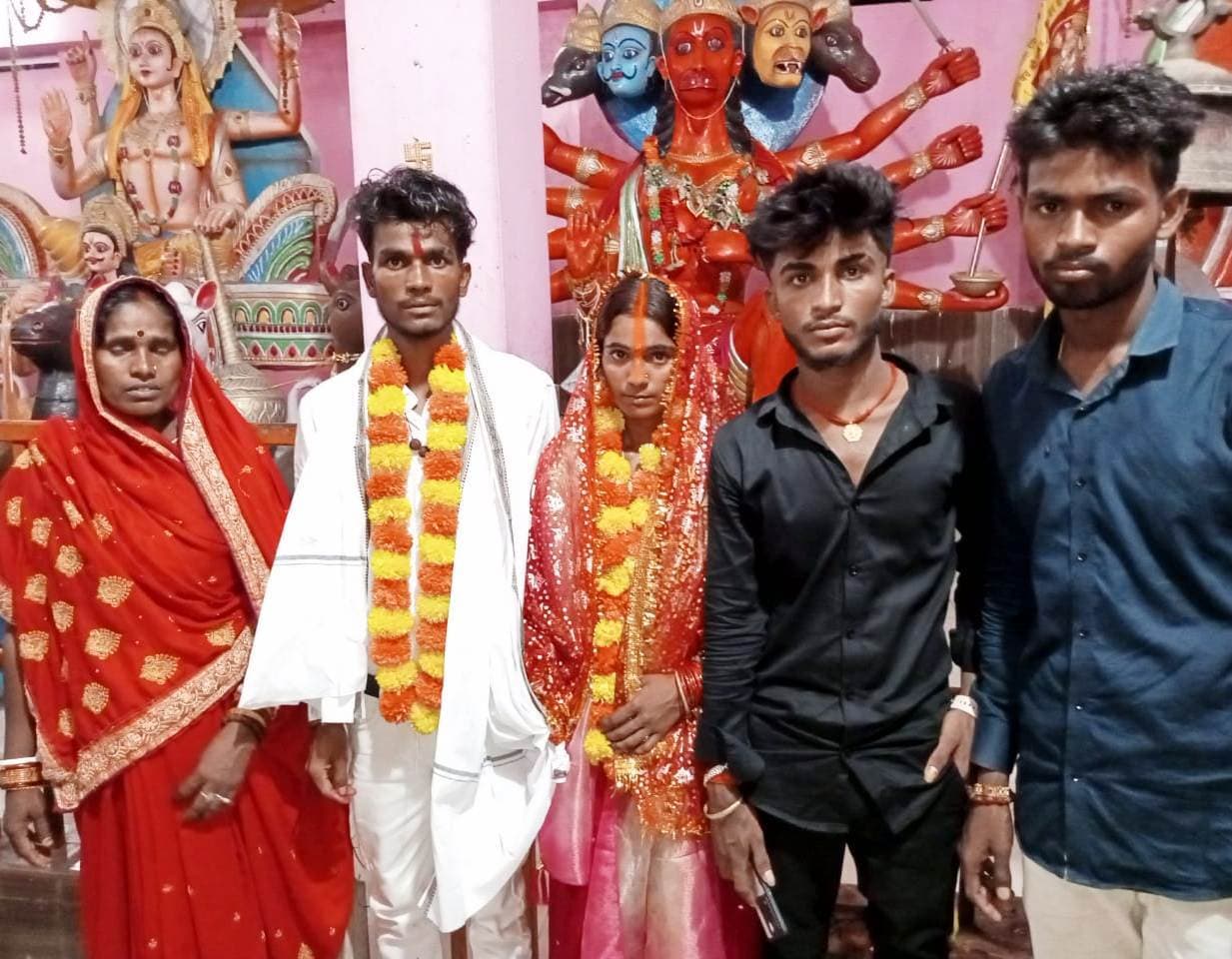 सूर्य मंदिर में दो प्रेमी युगल ने रचाया अंतरजातीय विवाह