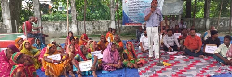 12 सूत्री मांगों के समर्थन में सामाजिक कार्यकर्ता ग्रामीण संघ ने दिया धरना