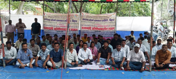 सगासा संघर्ष समन्वय समिति ने समाहरणालय पर मांगों के समर्थन में किया प्रदर्शन