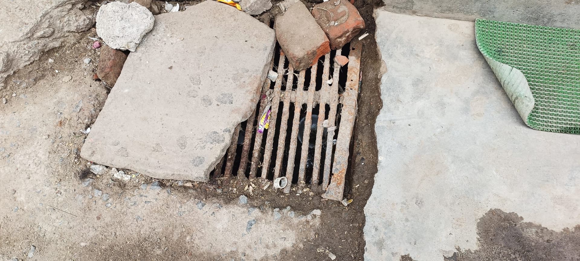 नगर निगम के मैनहोल ढक्कन एक साल में सड़े, गुणवत्ता पर सवाल