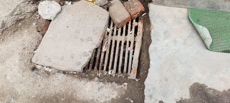 नगर निगम के मैनहोल ढक्कन एक साल में सड़े, गुणवत्ता पर सवाल