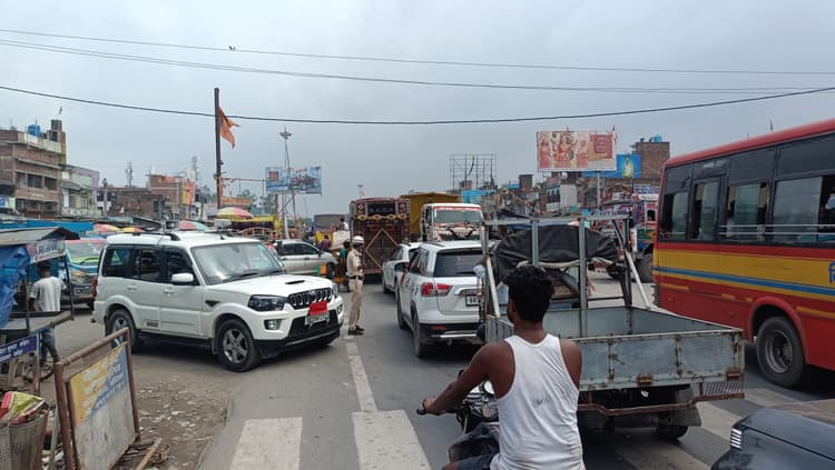 गेड़ाबाड़ी में जाम की समस्या से स्थानीय लोग वाहन चालक परेशान