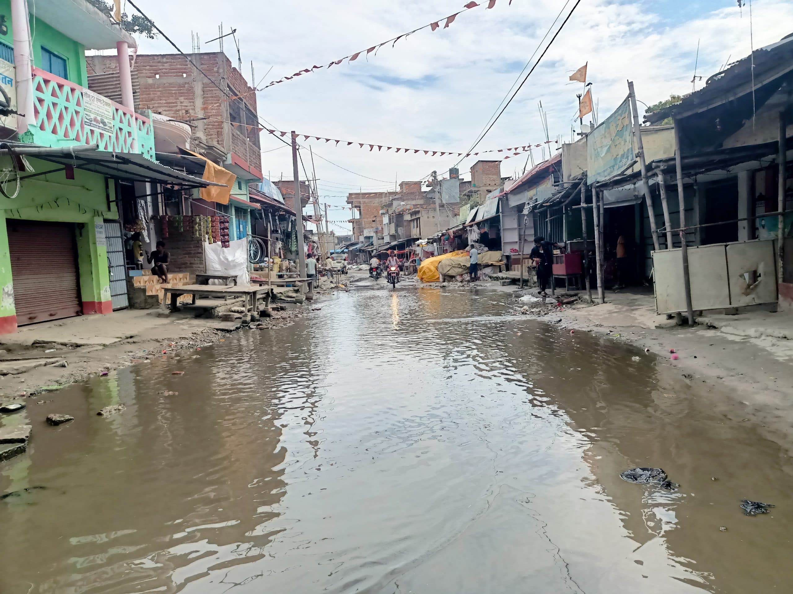 सड़क पर कचरे के ढेर व गंदे पानी से राहगीर परेशान