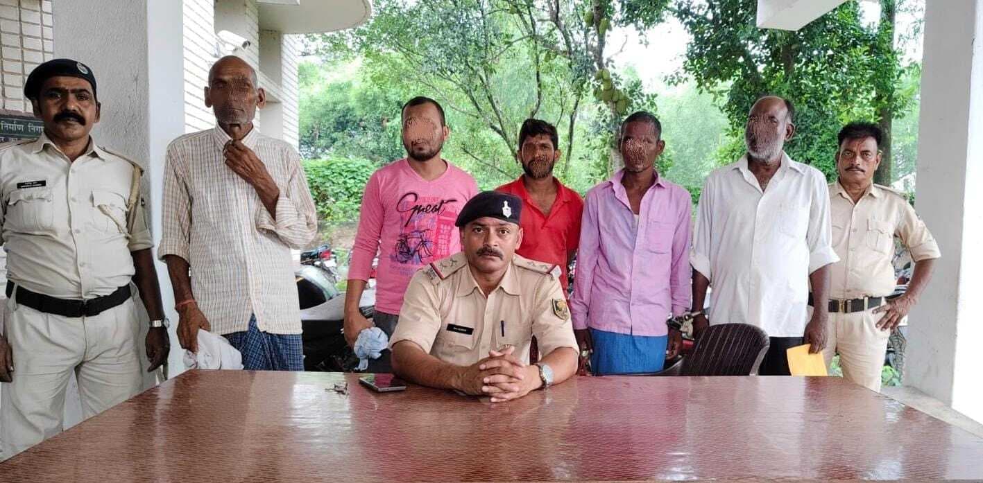 मनिहारी थाना पुलिस ने पांच वारंटी को किया गिरफ्तार