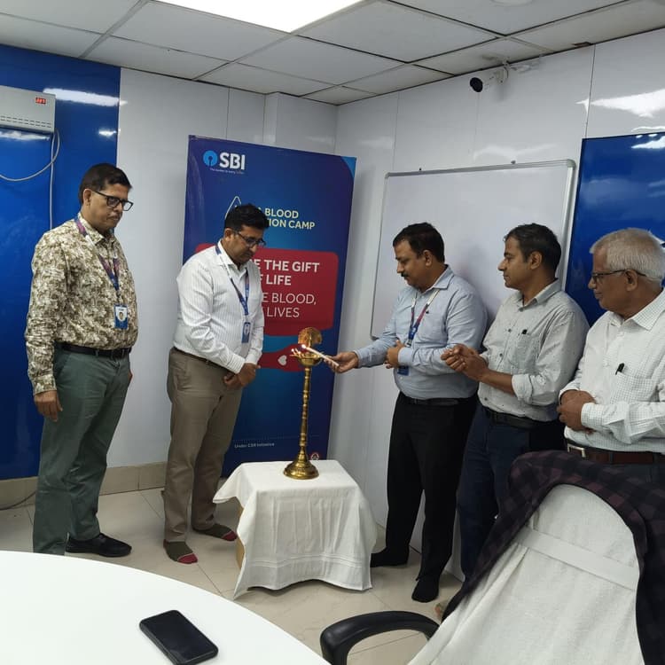 एसबीआइ ने लगाया रक्तदान शिविर