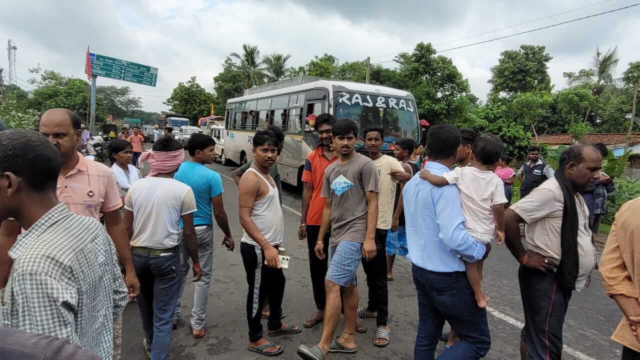 यात्री बस की चपेट में बाइक सवार युवक घायल, सड़क जाम