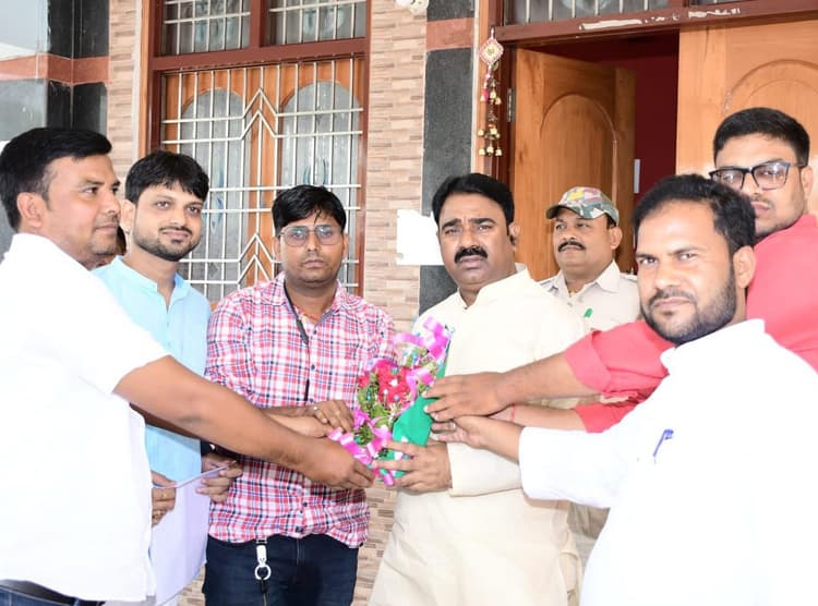 आवास कर्मियों ने विधायक को सौंपा मांगों का ज्ञापन