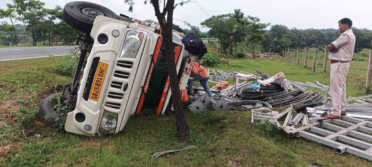 हाइवे पर पिकअप वैन पलटने से क्षतिग्रस्त