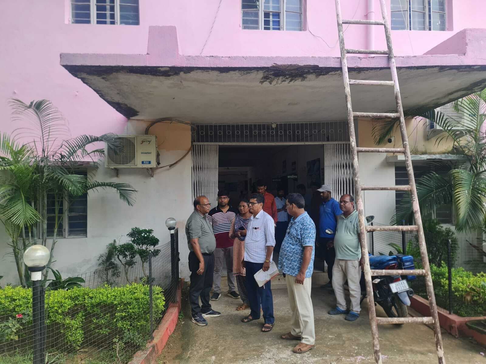 सीएचसी रानीश्वर में नदारद मिले परिवार कल्याण कार्यकर्ता