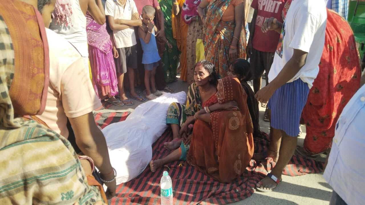 Madhubani News : सड़क दुर्घटना में घायल युवक की मौत, मृतक के शव के साथ लोगों ने किया सड़क जाम