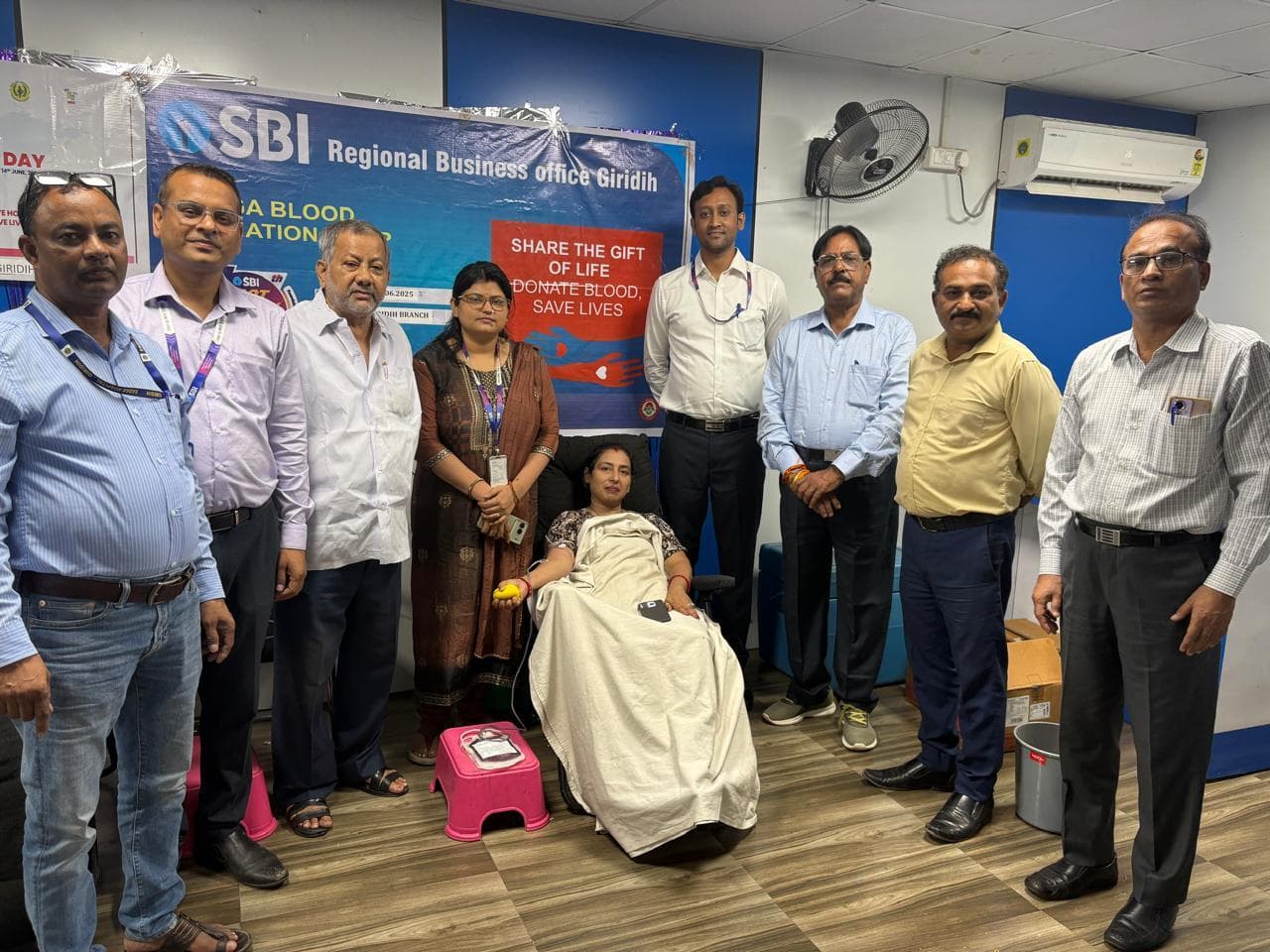 Giridih News :एसबीआई की वर्षगांठ पर रक्तदान शिविर लगा