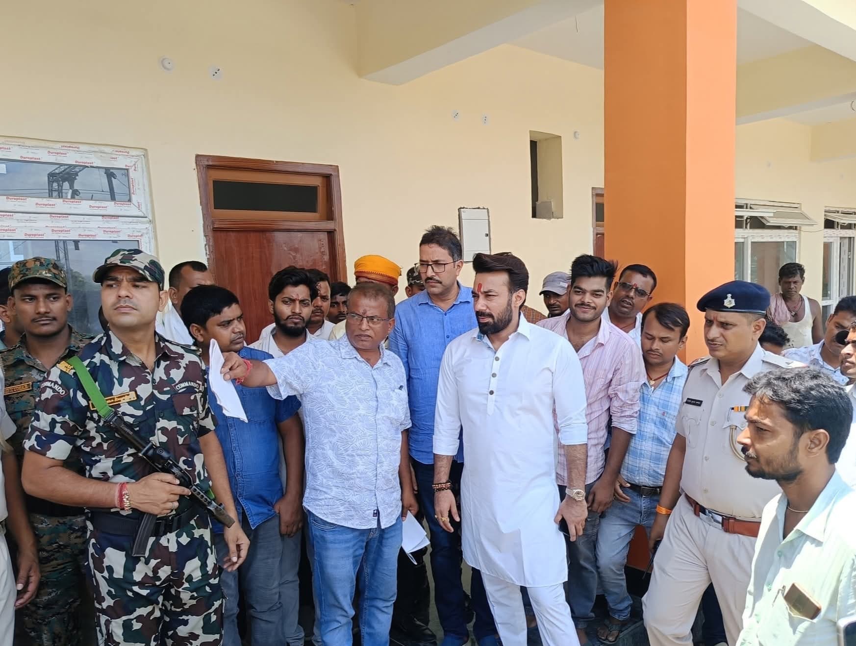 सांसद राजेश वर्मा ने सिमरी बख्तियारपुर रेलवे स्टेशन का किया निरीक्षण