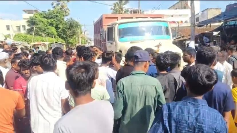 Motihari: हाइवा की चपेट में आने से बाइक सवार महिला की मौत