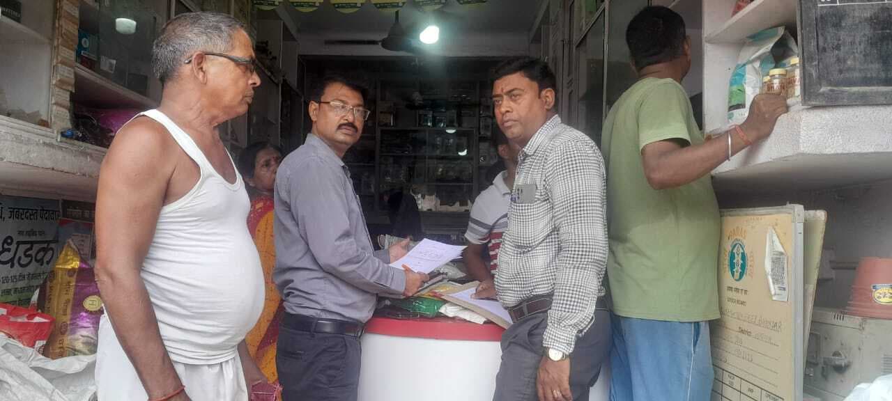Giridih News :एसडीएम व बीडीओ ने की खाद-बीज दुकान की जांच