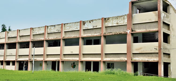 Chaibasa News : जेएलएन कॉलेज में 8 प्रमुख विषयों के शिक्षक नहीं, 4894 विद्यार्थियों का भविष्य संकट में