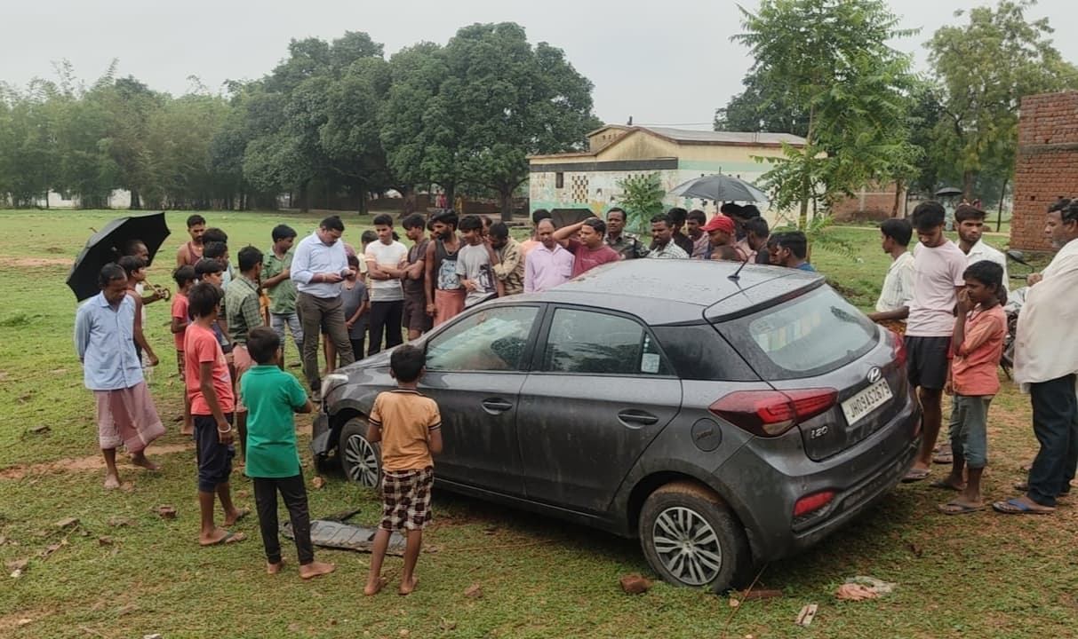 Giridih News :अनियंत्रित कार दुर्घटनाग्रस्त, बाल बाल बचे बैंक कर्मी