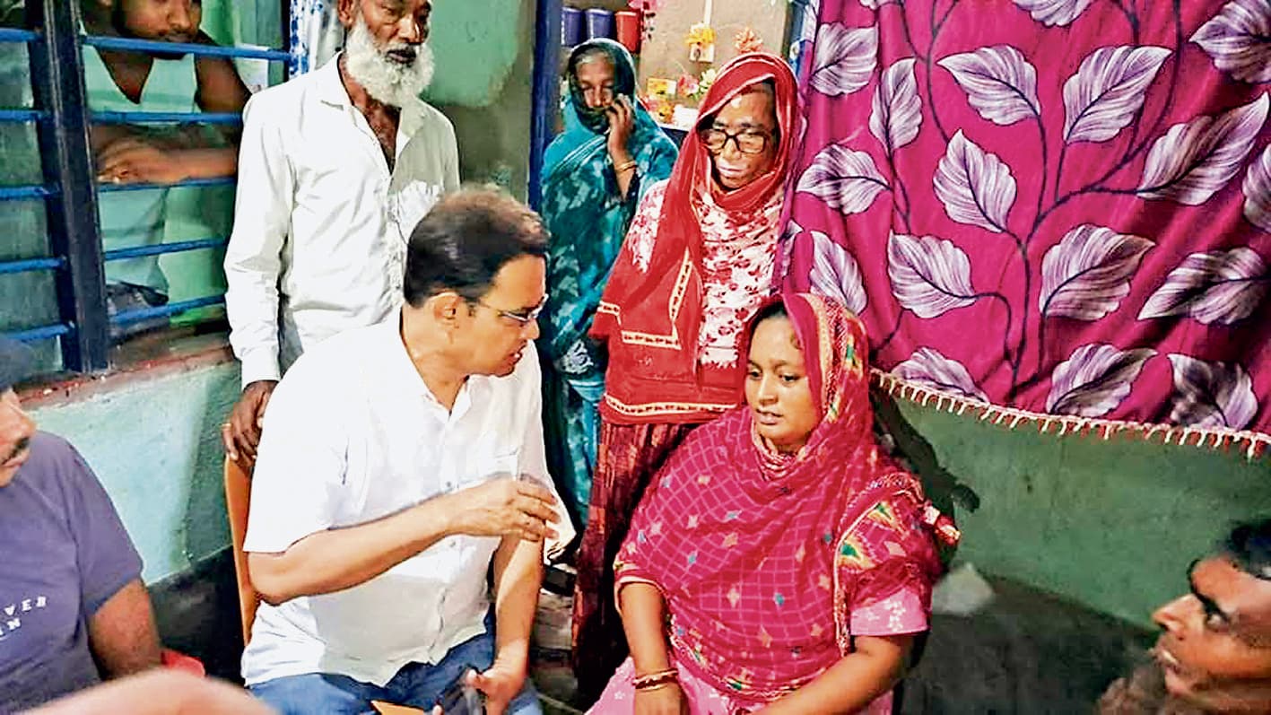 मृत बच्ची के परिजनों से मिले विधायक हुमायूं कबीर