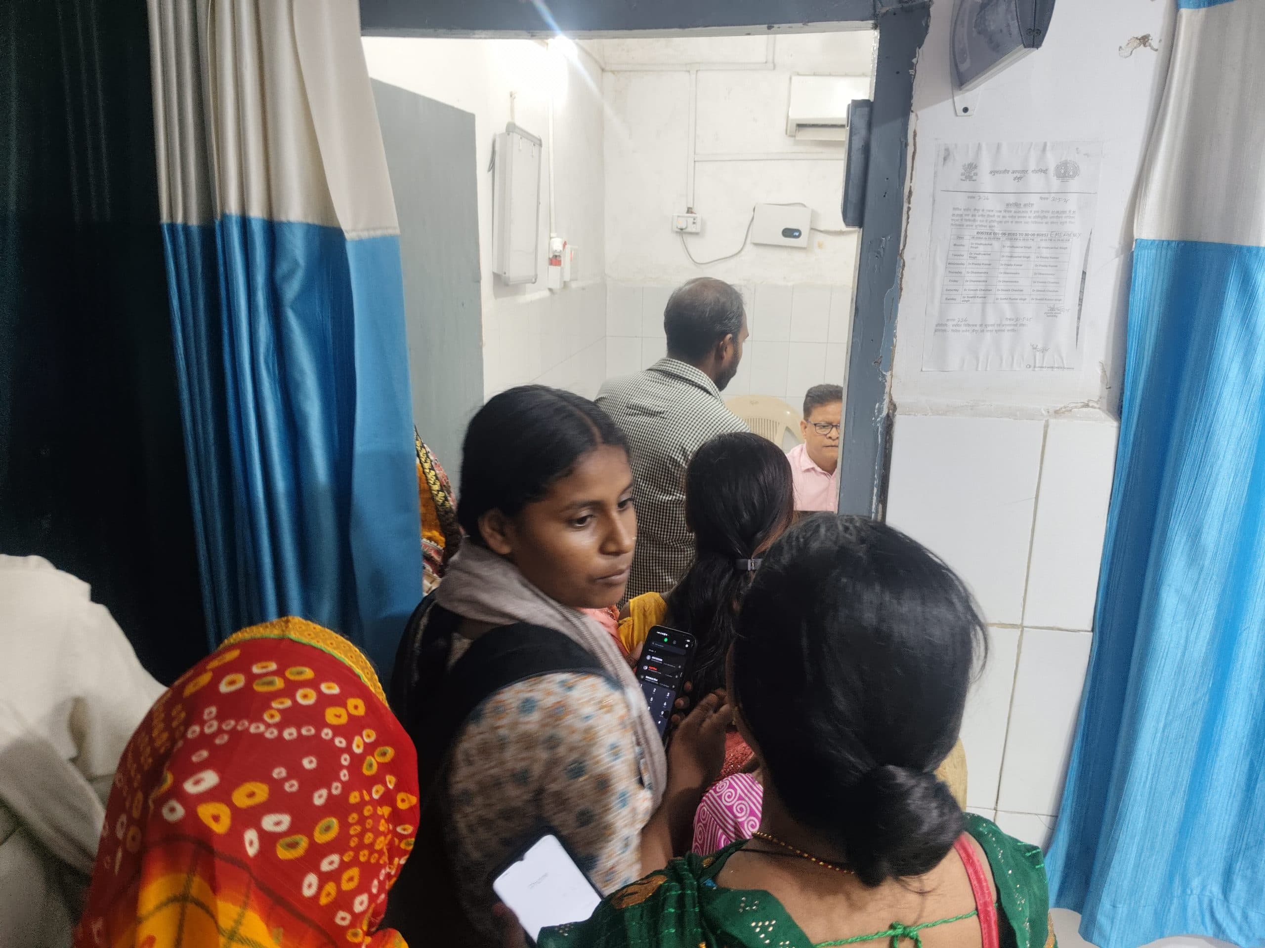 इमरजेंसी में तैनात डाॅक्टर के सहारे चल रहा ओपीडी, मरीज परेशान