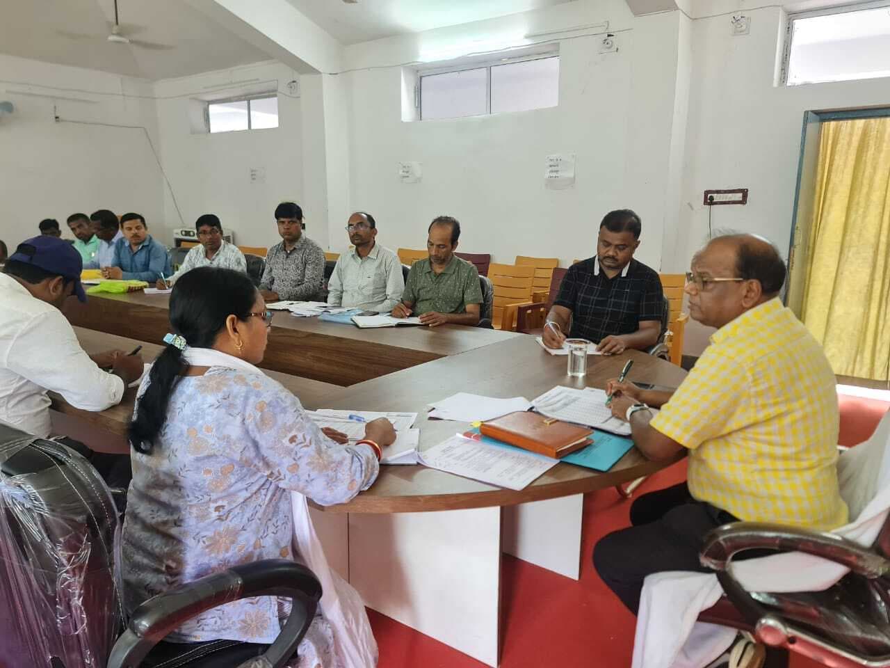 आंगनबाड़ी भवन निर्माण की धीमी प्रगति पर रोजगार सेवकों को शो-कॉज