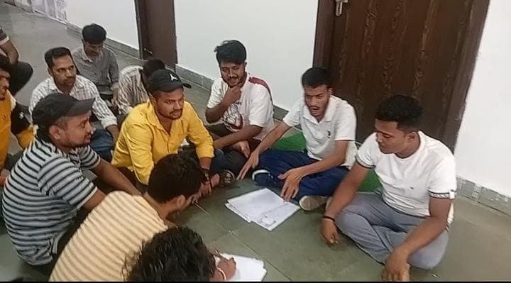 पीजी का परीक्षा केंद्र बदले जाने के विरोध में वीसी चैंबर पर धरना, पुतला फूंका