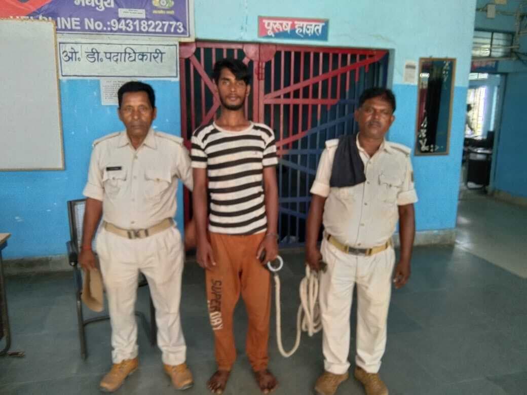 मोबाइल चोरी करते एक धराया