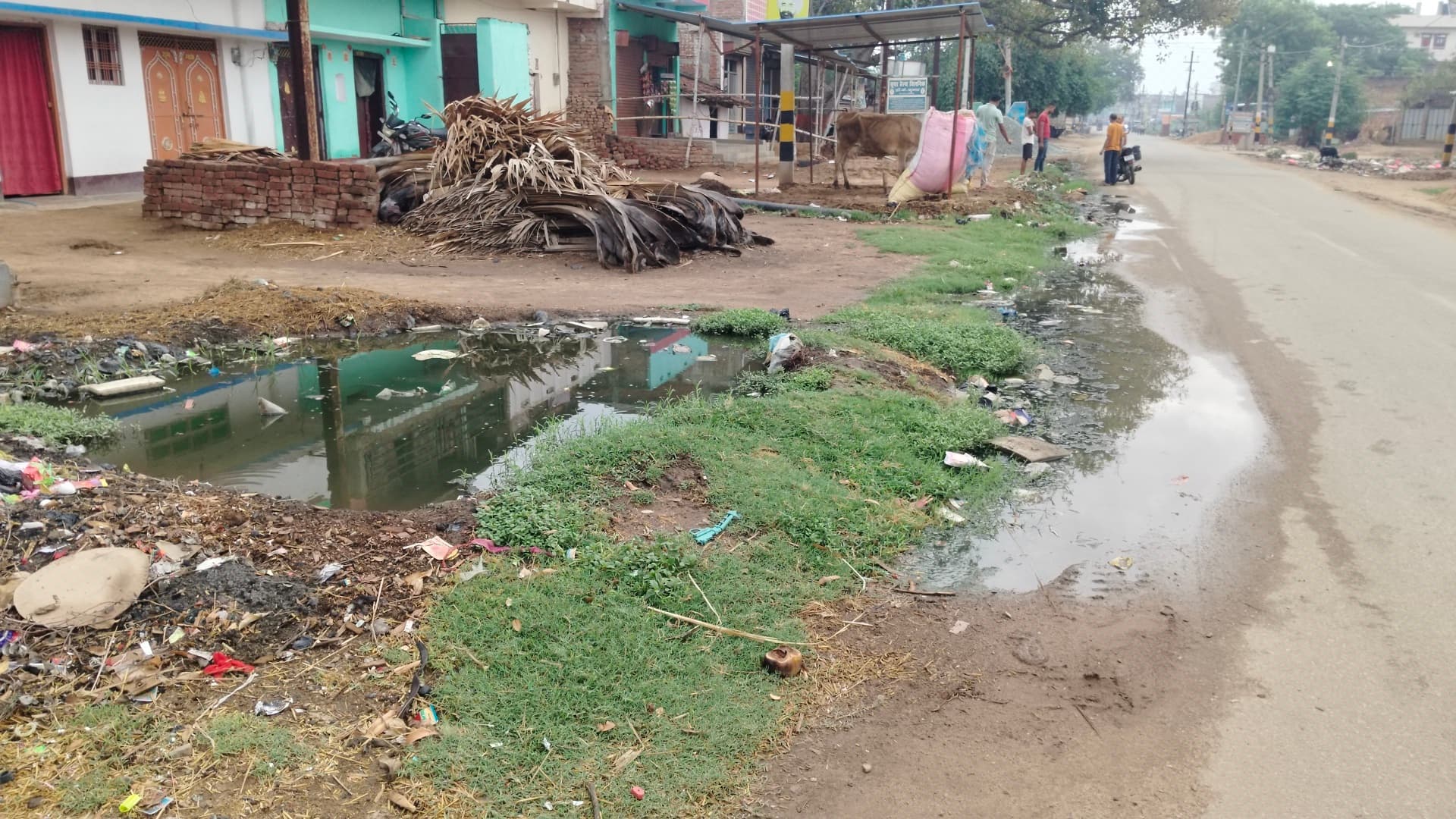 बुनियादी सुविधाओं का टोटा, गंदे पानी से सड़क बनी दलदल