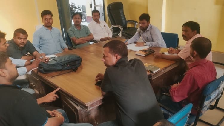 कोरम के अभाव में विकास कार्याें की समीक्षात्मक बैठक स्थगित
