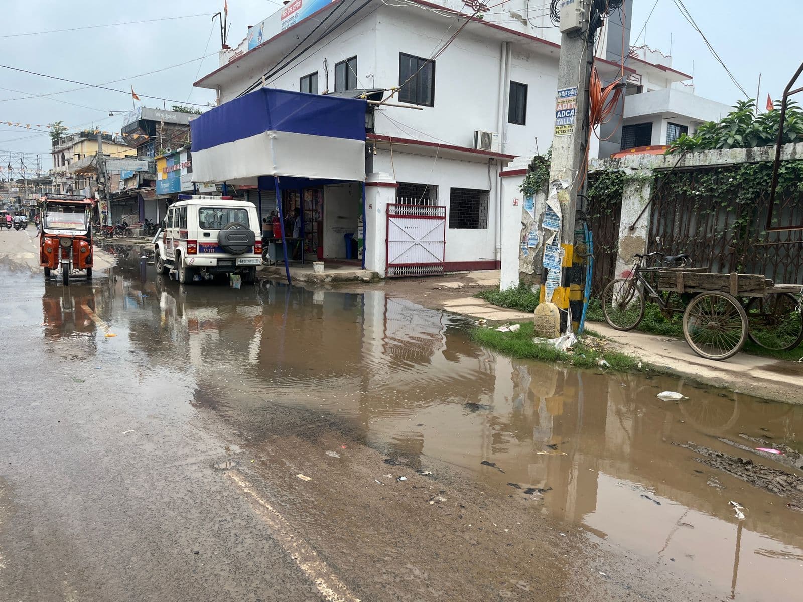 शहर की सड़कों पर बह रहा नाला का गंदा पानी