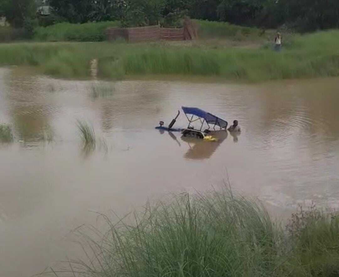 मुख्यमंत्री ग्राम सड़क योजना के तहत निर्माणाधीन सड़क पर पलटा ट्रैक्टर, बाल-बाल बचे चालक