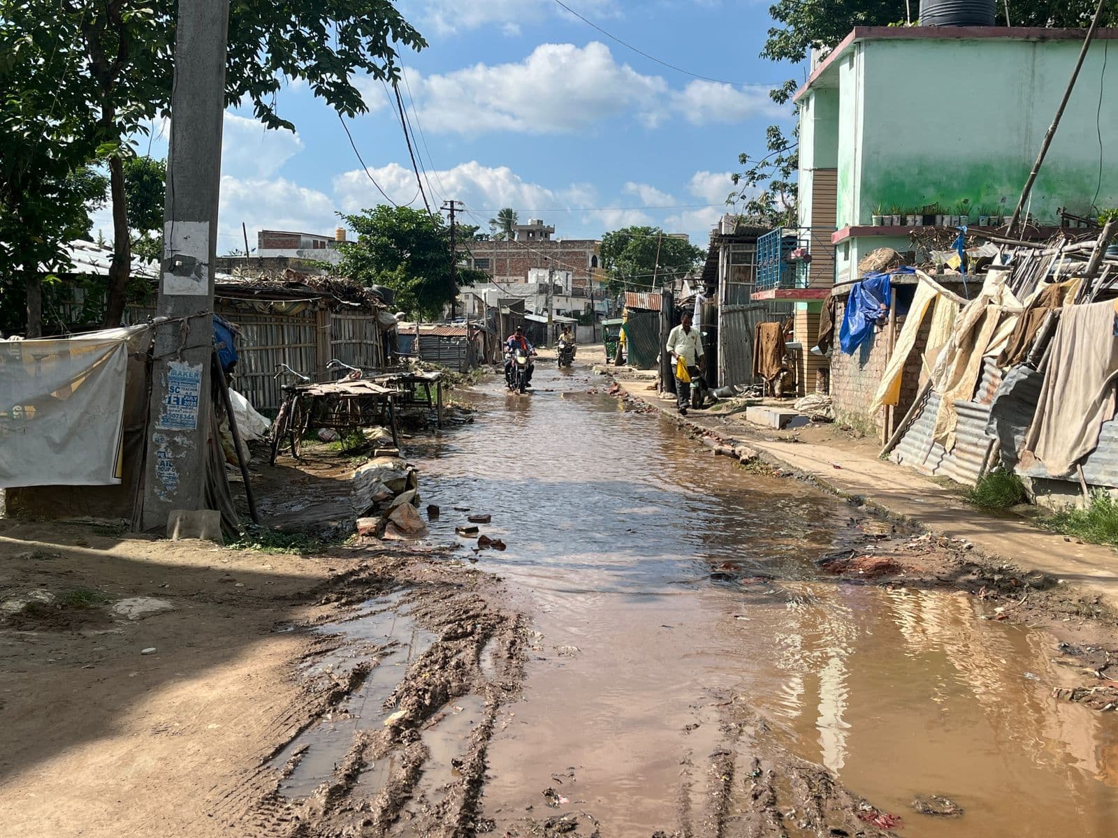 सड़क पर जमा पानी-कीचड़ से लोगों को परेशानी