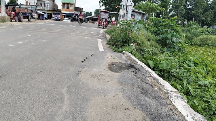 दो वर्ष पूर्व बनी सड़क धंसने से दुर्घटना की आशंका