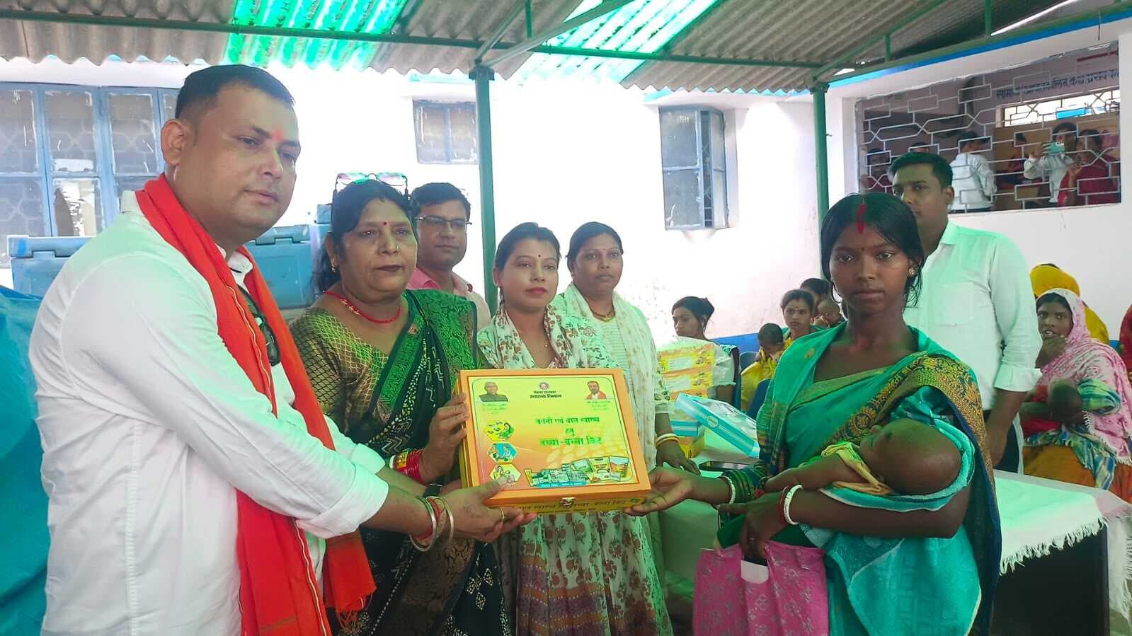 हसनगंज अस्पताल में जननी व बाल स्वास्थ्य कीट बांटा