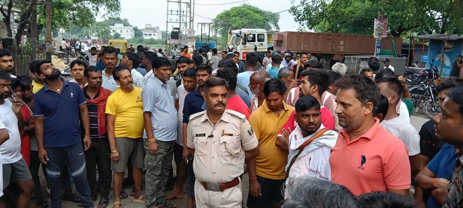 हाई टेंशन तार की चपेट में आने से किशोर की मौत, आक्रोशितों ने किया हंगामा