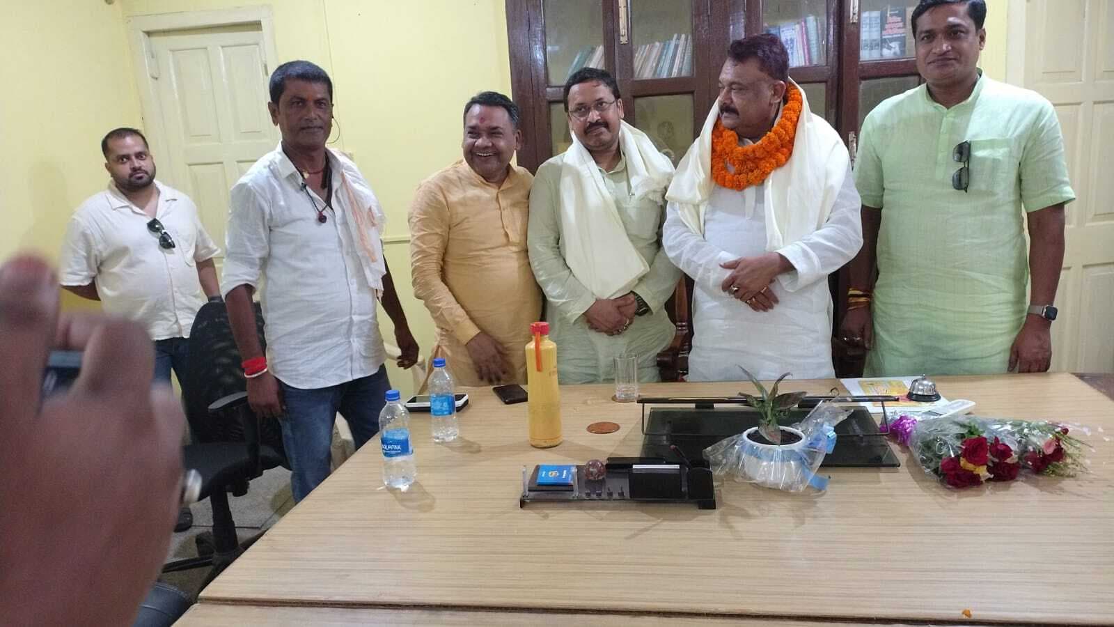 सावन में विभिन्न मंदिरों को घेरने को लेकर न्यास अध्यक्ष को दिया आवेदन