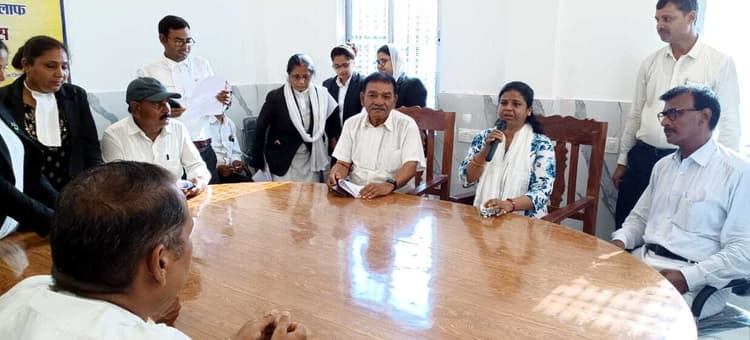 जिला विधिक सेवा प्राधिकार ने कराया न्यायाधीश और वकीलों का शपथ ग्रहण