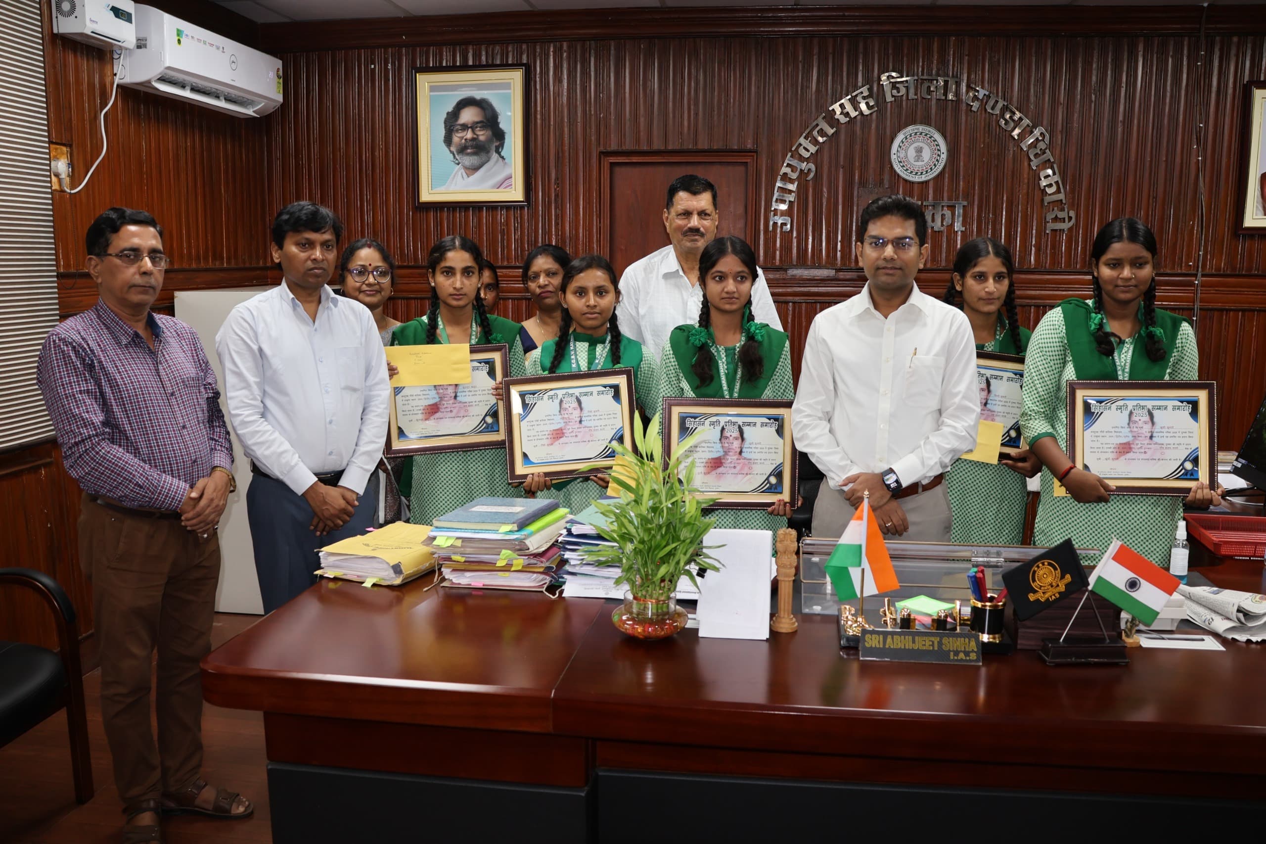 सरैयाहाट व काठीकुंड की पांच छात्राओं को सिंहासन कुमारी स्मृति अवार्ड