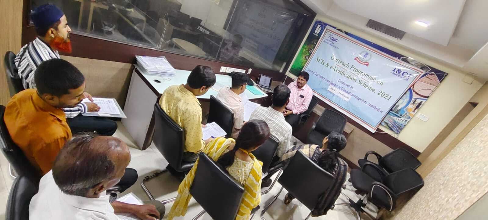 Jamshedpur News : बैंक सही समय पर खाताधारियों की जानकारियां पोर्टल पर अपलोड करें : राजीव कुमार