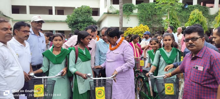 विधायक ने छात्राओं के बीच किया साइकिल का वितरण