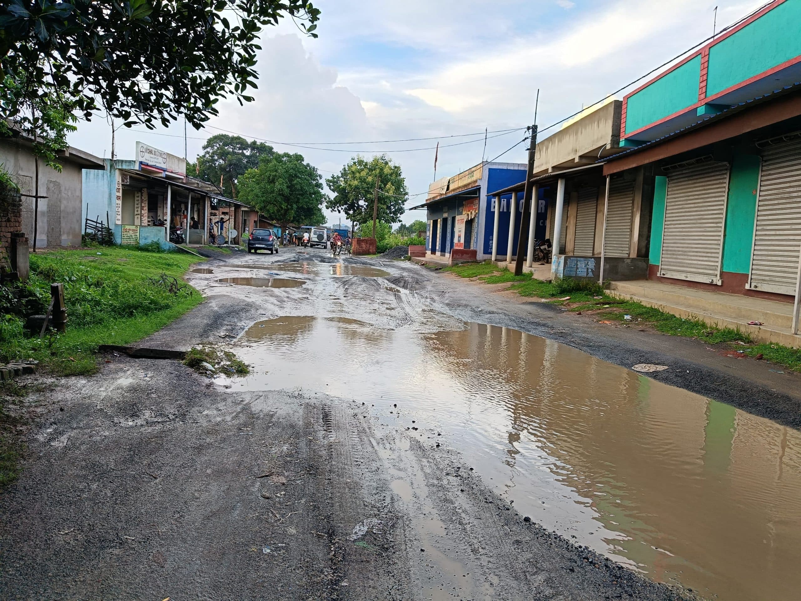 भैयाडीह गांव में सड़क पर जल जमाव से लोग परेशान