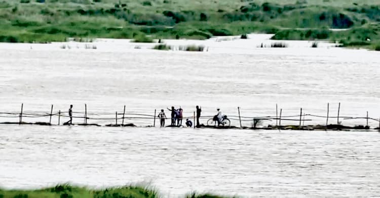 अजय नदी में अस्थायी सेतु बहा, दो जिलों के बीच आवागमन बाधित