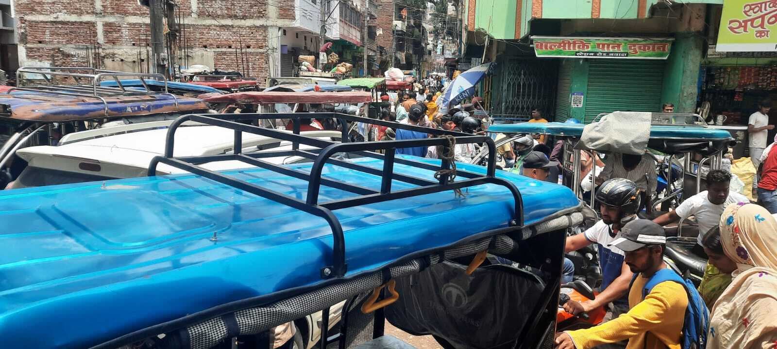 Nawada News : शहर की सड़कों पर अतिक्रमण से रोज लग रहा भीषण जाम
