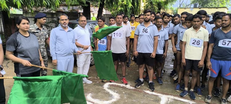 Giridih News :मादक पदार्थों के विरुद्ध जन जागरूकता को ले मैराथन दौड़