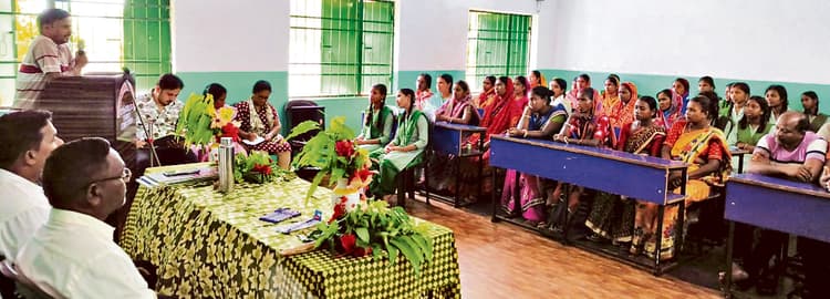 East Singhbhum News : स्कूलों में बच्चों के शत प्रतिशत उपस्थिति पर जोर