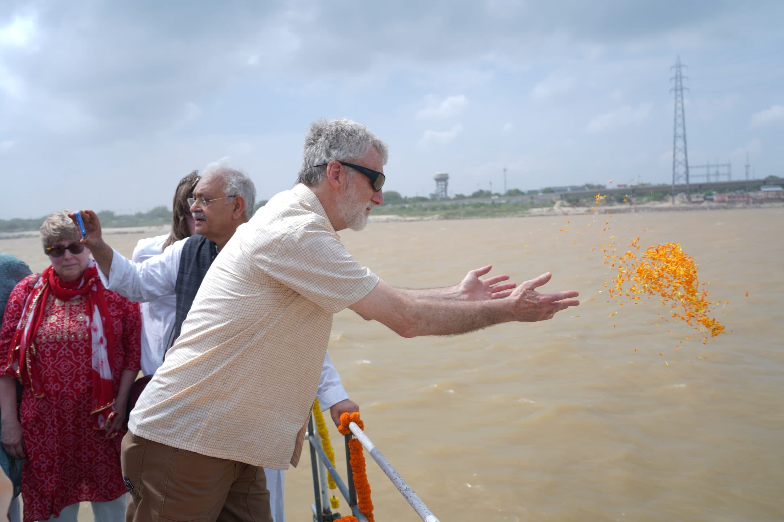 जनार्दन घाट पर वाल्टर व रोज मेरी की अस्थियों का विसर्जन