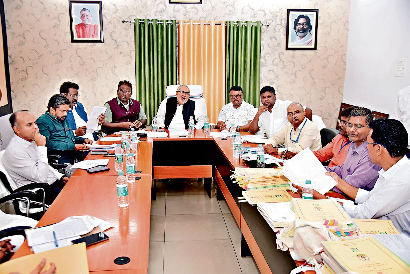 Jamshedpur News : योजनाओं को गुणवत्तापूर्ण और ससमय पूरा कराएं अधिकारी : मनोज यादव